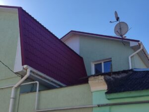Металлочерепица с кровельной водосточной системой. Крым